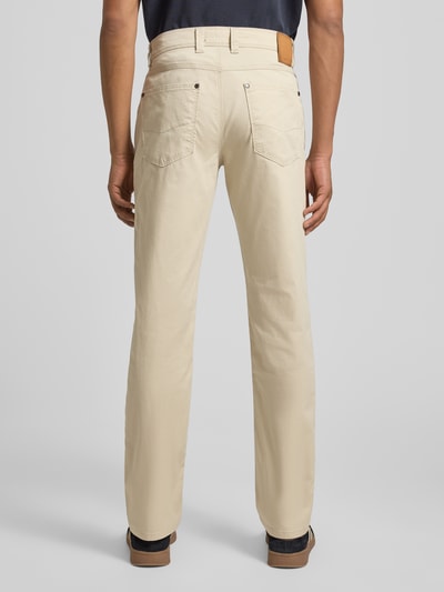 Männermodel trägt Hose im 5-Pocket-Design Modell 'CORDOBA' von bugatti in Beige, Straight Fit, Baumwoll-Mix, Ganzkörperansicht Rückansicht.