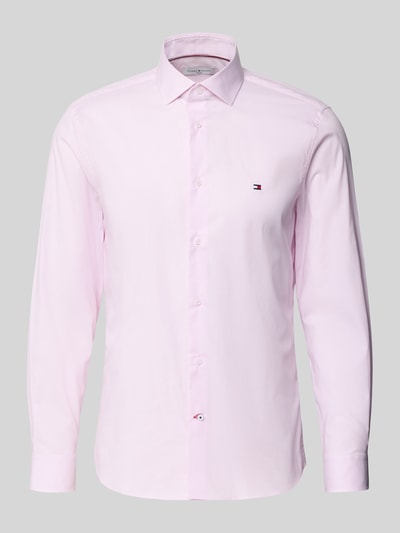 Produktfoto, Slim Fit Businesshemd aus katoenmix van Tommy Hilfiger, all-over gestreept motief, lichtroze, Kentkraag, lange mouw, logo-stitching, doorlopende knoopsluiting, manchetten verstelbaar