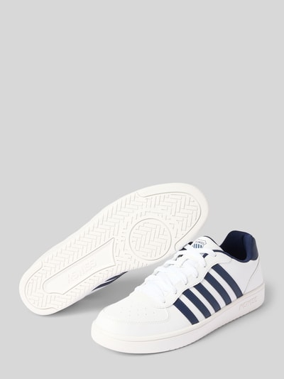Produktfoto, Sneaker mit Label-Details Modell 'Court Cali' von K-SWISS in Weiß mit dunkelblauen Elementen, abgerundete Form, Schnürung, profilierte Sohle, Absatzhöhe 3 cm, Schafthöhe 7 cm, Schaftweite 9 cm, Herren Sneaker
