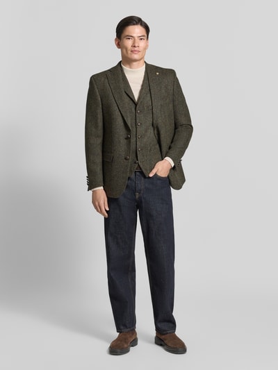 Männermodel trägt Weste mit Brustleistentasche Modell 'Warner' von Carl Gross, reine Wolle, Regular Fit, Ganzkörperansicht von vorne.