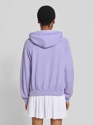 Vrouwenmodel draagt Comfort Fit Hoodie uit katoenmix van Polo Ralph Lauren in lichtpaars, glad oppervlak, rugaanzicht, Dames hoodie