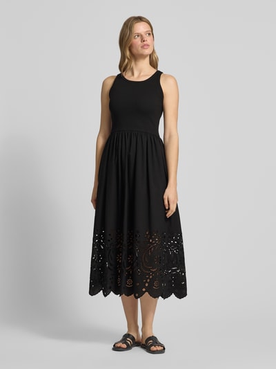 Frauenmodel trägt A-Linie Midikleid aus Baumwoll-Mix Modell 'NAOMI' von Pepe Jeans, Optik: Unifarben, Lochstickerei, Muschelsaum, Ganzkörperansicht von vorne.