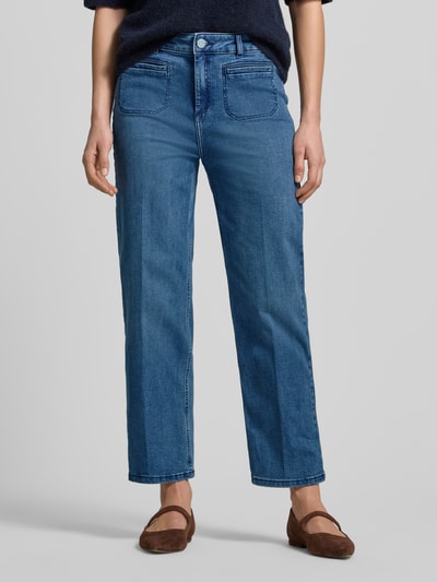 Kobiece modelka nosi Jeans in verkürzter Passform od Christian Berg Woman, niebieski bawełniany miks ze stretchem, krój prosty, skrócona długość, kieszenie ukośne i tylne, zapięcie na guzik i zamek, szerokość w rozmiarze 36/28: 36 cm, długość wewnętrzna nogawki 67 cm, pełny widok przód