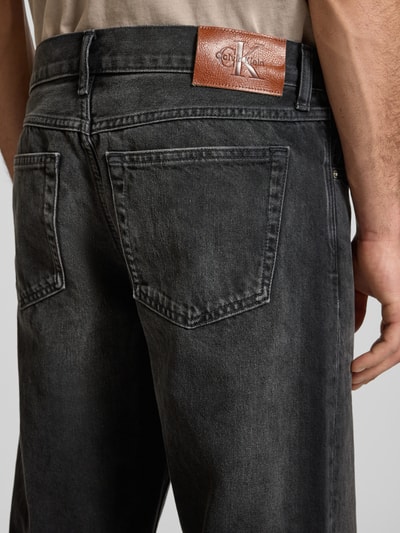 Männermodel trägt Jeans mit 5-Pocket-Design von Calvin Klein Jeans, reine Baumwolle, gerader Schnitt, Detailaufnahme Rückansicht.