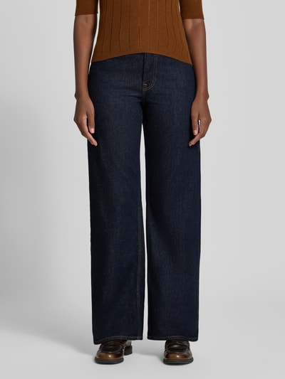 Kobiece modelka nosi ciemnoniebieskie jeansy Wide Leg Jeans aus Baumwoll-Mix Modell 'BEA-KORI' od Selected, damskie wide & loose fit jeansy, całkowity widok z przodu.