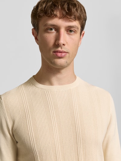 Männermodel trägt Slim Fit Pullover in Strick-Optik Modell 'Baron' von Blend aus Reine Baumwolle in Beige, Nahaufnahme Oberkörper.