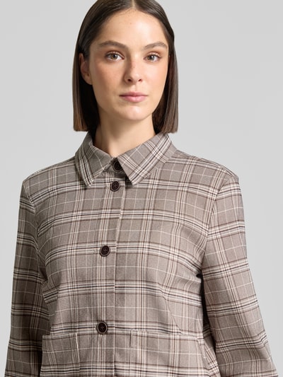 Vrouwenmodel draagt Regular Fit jack uit viscosemix van FREE/QUENT met platte kraag, opgestikte zakken, ruitpatroon, Nahaufnahme bovenlichaam.