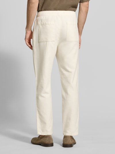 Männermodel trägt Hose mit elastischem Bund und Tunnelzug von JAKE*S STUDIO MEN aus Reiner Baumwolle, Relaxed-Fit, Ganzkörperansicht Rückansicht.