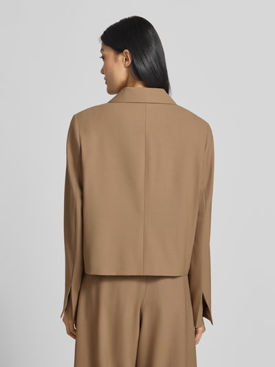 Frauenmodel trägt Regular Fit Blazer mit Reverskragen von Closed in Camel, glatte Textur, Material-Mix mit Schurwoll-Anteil, Ganzkörperansicht Rückansicht.