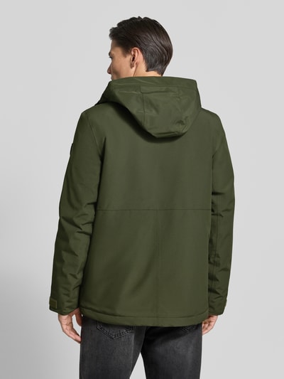 Männermodel trägt Regular Fit Jacke mit Kapuze Modell 'Adam' von Didriksons in Olivgrün mit glatter Textur, Ganzkörperansicht Rückansicht. Herren Jacke mit Eingrifftaschen, 79 cm Rückenlänge, 46 cm Schulterbreite, 58 cm Brustweite, 73 cm Ärmellänge bei Größe M.