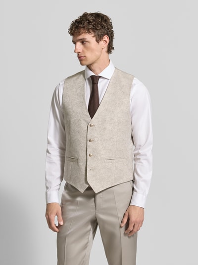 Männermodel trägt Weste mit V-Ausschnitt und Paspeltaschen von Wilvorst in Beige, Slim Fit, Knopfleiste, Material-Mix, Nahaufnahme Oberkörper.