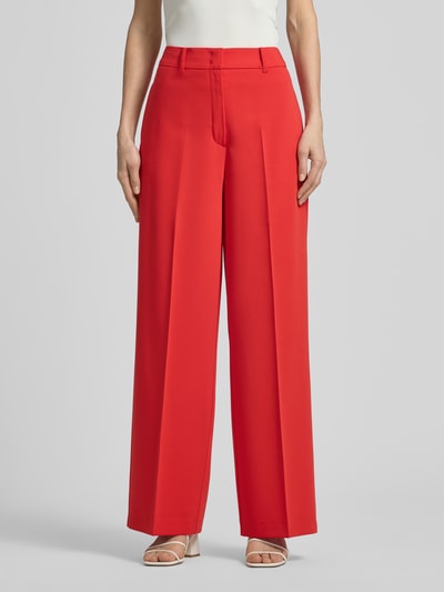 Frauenmodel trägt Hose mit Bügelfalten von More & More in Rot, Material-Mix mit Viskose-Anteil, Regular-Fit, Gesäßtaschen, Ganzkörperansicht von vorne