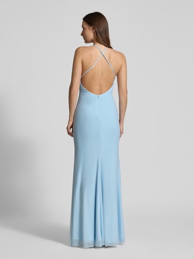 Frauenmodel trägt Regular Fit Abendkleid mit Gehschlitz von Luxuar in hellblau, semitransparente-Optik, Rückenausschnitt, Ganzkörperansicht Rückansicht. Rückenlänge bei Größe 36: 117 cm, Brustweite: 37 cm, Spaghettiträger, taillierte Passform, mit gelegten Falten, Nahtreißverschluss, blickdichter Unterrock.