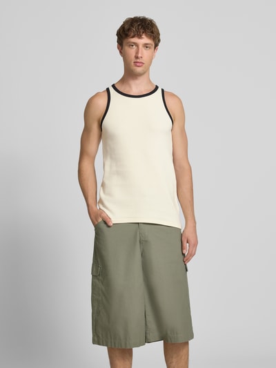 Männermodel trägt Slim Fit Top mit Rundhalsausschnitt von KARL KANI aus Reine Baumwolle mit Logo-Stitching und Strukturmuster, Ganzkörperansicht von vorne.