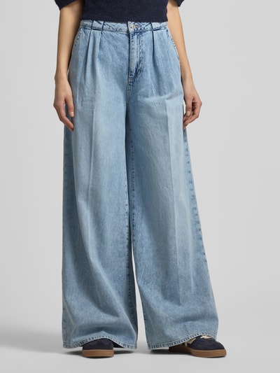Frauenmodel trägt Wide Leg Jeans Modell 'Emanuela' von JOOP! in Jeansoptik, Reine Baumwolle, Gelegte Falten, Gesäßtaschen, Nahaufnahme Unterkörper.