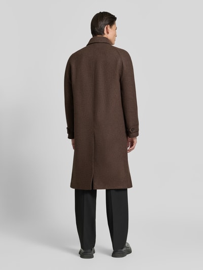 Männermodel trägt Mantel aus Woll-Mix mit seitlichen Eingrifftaschen von Tiger of Sweden in Braun, Straight Fit, Rückansicht, Ganzkörperansicht.