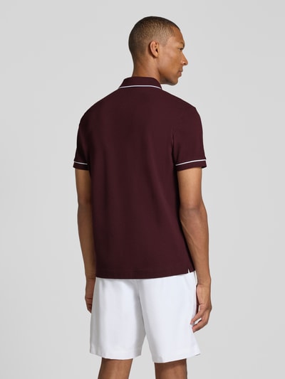 Männermodel trägt Regular fit poloshirt aus katoenmix van Lacoste in donkerrood met witte accenten, Heren poloshirt, ganzkörperansicht rückansicht.