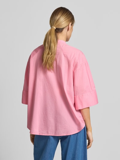 Frauenmodel trägt Boxy Fit Bluse mit Stehkragen und 3/4-Arm von Emily Van den Bergh, Reine Baumwolle, rosa, Rückenlänge 68 cm, Ganzkörperansicht Rückansicht