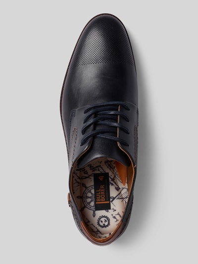 Produktfoto, Schnürschuhe aus echtem Leder von BULLBOXER, schmale Passform, schwarze Farbe, leicht profilierte Sohle, Detailaufnahme, Herrenschuh, Absatzhöhe 2 cm, Schafthöhe 8 cm, Schaftweite 10 cm, Innenfutter mit Muster