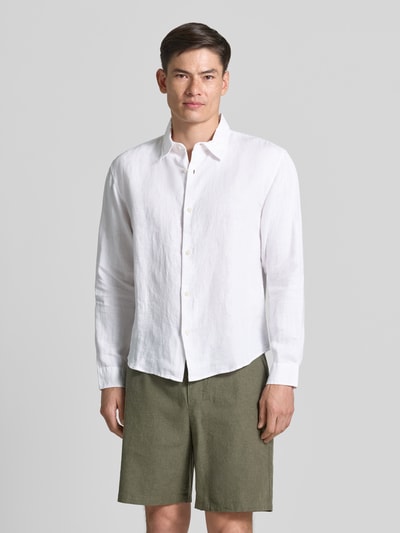 Männermodel trägt Regular Fit Leinenhemd mit Kentkragen von GAP in Weiß, reine Leinen-Textur, Knopfleiste, Ganzkörperansicht von vorne. Rückenlänge bei Größe M 71 cm, Schulterbreite 49 cm, Ärmellänge 64 cm.