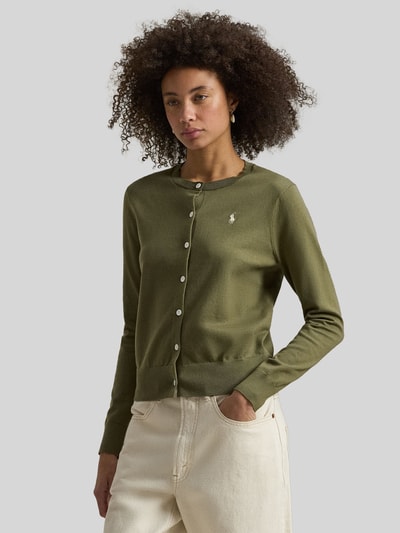 Frauenmodel trägt Regular Fit Strickjacke mit Logo-Stitching von Polo Ralph Lauren in Oliv, Rundhalsausschnitt, Knopfleiste, Nahaufnahme Oberkörper.