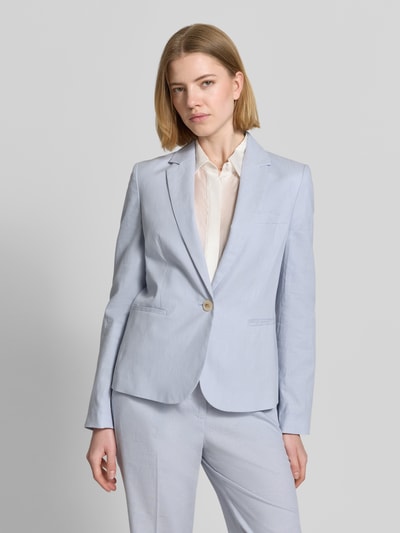 Vrouwenmodel draagt Regular Fit Blazer uit linnenmix met paspelzakken van Christian Berg Woman Selection, lichtblauw, reverskraag, katoenmix, borstbreedte 46 cm, ruglengte 60 cm, mouwlengte 60 cm, volledige vooraanzicht opname.