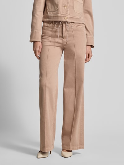 Kobiece model prezentuje Wide Leg Jeans mit 5-Pocket-Design od Marc Cain, bawełna z elastanem, luźny krój, pasek, beżowy, zbliżenie na dół sylwetki, przód
