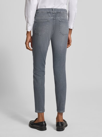 Kobiece modelka nosi Slim Fit Jeans aus Baumwoll-Mix Modell 'Baker' von Closed, szary kolor, 5 kieszeni, skrócony krój, zapięcie na guzik i zamek błyskawiczny, mieszanka bawełny, szerokość w rozmiarze 27/32: 37 cm, długość wewnętrzna nogawki: 71 cm, widok całej sylwetki od tyłu.