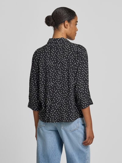 Frauenmodel trägt Regular Fit Bluse aus Viskose mit 3/4-Arm Modell 'Bono' von LOLLYS LAUNDRY im Allover-Look, Rückansicht
