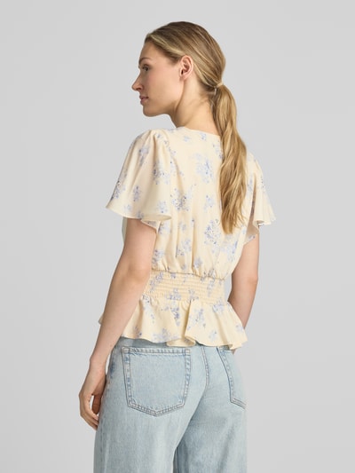 Frauenmodel trägt Bluse mit floralem Allover-Print Modell 'Jasmin' von Neo Noir in hellem Beige und Blau, Tailliert, Kurzärmelig, Rückansicht.