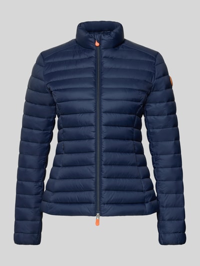Produktfoto, dunkelblaue Slim Fit Steppjacke mit gefüttertem Stehkragen, Zweiwegereißverschluss und Eingrifftaschen, Modell 'Carly' von SAVE THE DUCK, glatte Stepp-Optik, glatte Struktur, neutrale Beleuchtung, Vorderansicht, Damen Steppjacke, Maße Größe S: Rückenlänge 58 cm, Schulterbreite 40 cm, Brustweite 48 cm, Ärmellänge 62 cm.