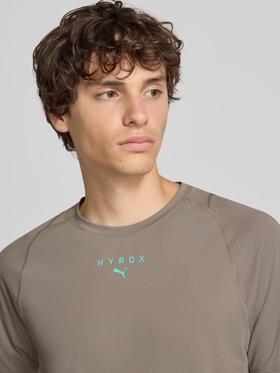 PUMA Performance t-shirt sportowy o kroju regular fit z nadrukiem z logo model 'PWRMODE' Szarobrązowy 3