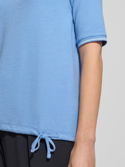 Frauenmodel trägt T-Shirt mit Strukturmuster und Tunnelzug von Betty Barclay, Viskose-Mix mit Stretch-Anteil, Nahaufnahme Oberkörper.