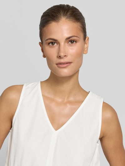 Kobiece model prezentuje Regular Fit Blusentop aus reiner Baumwolle Modell 'BLAIR' von Selected Femme, efekt: jednolity kolor, krój regular fit, bez kołnierza, detale: plisy, dekolt w serek, bez rękawów, wykończenie materiału: popelina, bawełna, zbliżenie górnej części ciała.
