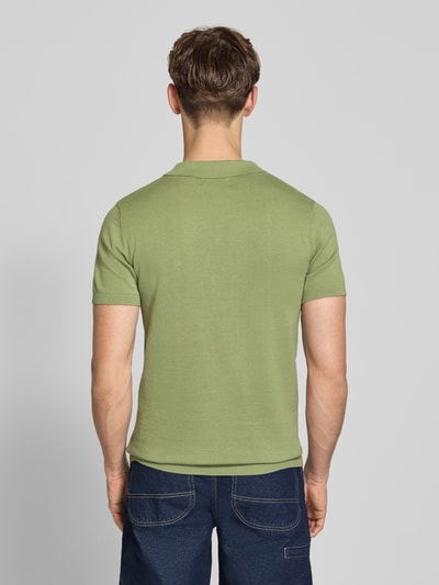 Męski model nosi Regular Fit Poloshirt in Strick-Optik Modell 'Bray' od Blend, zielony, z czystej bawełny, krótki rękaw, krój regular fit, długość tyłu w rozmiarze M: 68 cm, widok całej sylwetki z tyłu.