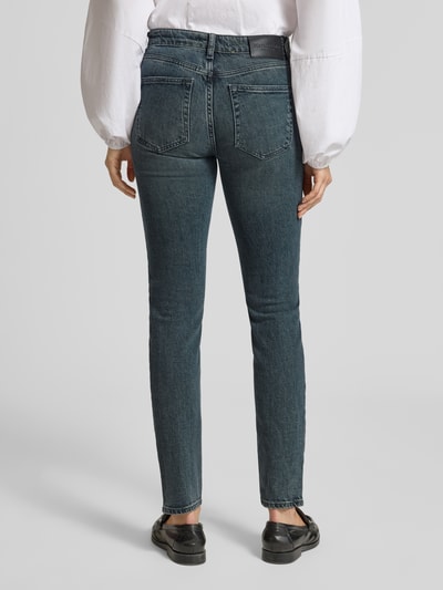 Vrouwenmodel draagt Skinny Fit Jeans met Used Waschung van MARC O'POLO, medium wash denim, faded, 5-pocket-design, katoenmix, volledig lichaam achteraanzicht.