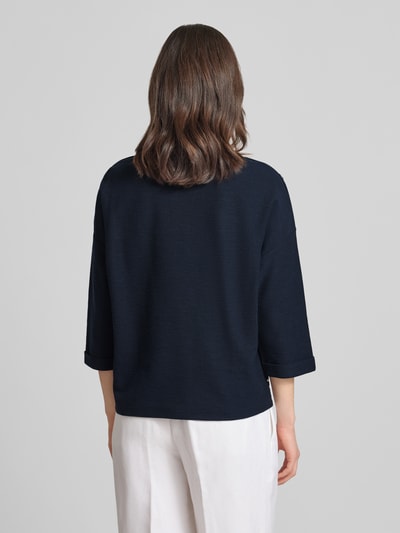 Frauenmodel trägt Relaxed Fit Pullover aus Bio-Baumwoll-Mix von Tom Tailor, Optik:Allover-Muster, gestreift, Piqué Strick, Ganzkörperansicht Rückansicht.