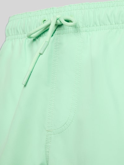 Produktfoto, Badehose mit Label-Patch Modell 'Mike' von Shiwi in Mintgrün, Loose Fit, Elastischer Bund mit Kordelzug, Gesäßleistentasche, glatte Oberfläche