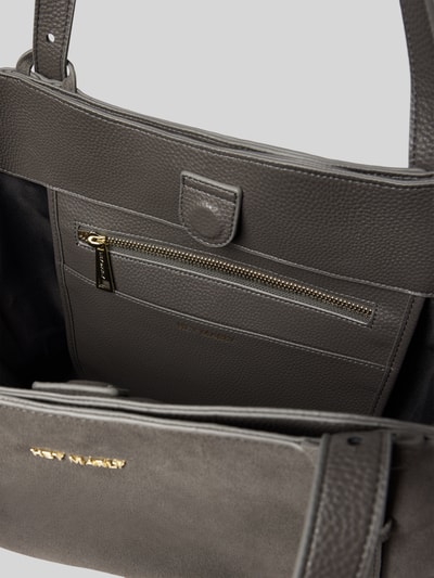 Produktfoto, Shopper aus echtem Kalbsleder Modell 'Pretty Wonder' von Hey Marly in Grau mit Logo-Detail, Hauptfachfach mit Magnetverschluss, Reißverschluss-Innenfach, verstellbare Henkel, fein genarbte Textur, Damenmodell