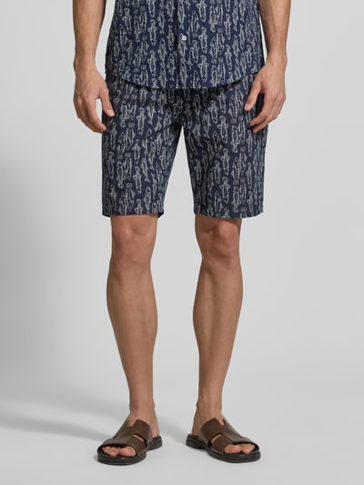 Männermodel trägt Chino Shorts mit französischen Eingrifftaschen von Lerros; dunkelblau mit Muster, Baumwoll-Leinen-Mix, Straight Fit, Nahaufnahme Oberkörper bis Knie.