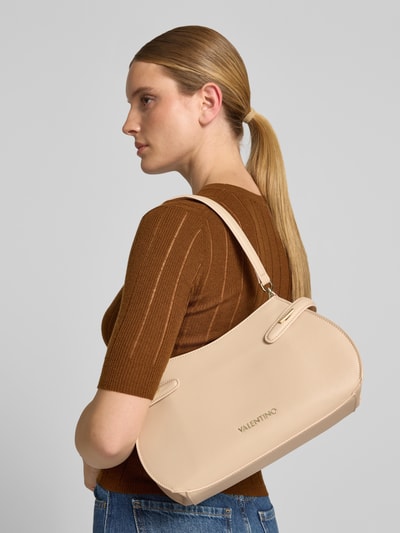 Frauenmodel trägt beige Umhängetasche mit Label-Detail Modell 'NIVALIS RE' von Valentino Bags, glatte Textur, Ganzkörperansicht Rückansicht. Damen Umhängetasche von Valentino Bags.