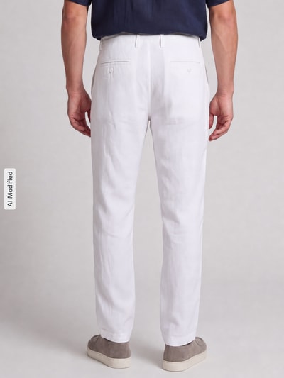 Männermodel trägt Regular Fit Leinenhose aus reinem Leinen von MCNEAL, weiße Farbe, Gesäßtaschen, Ganzkörperansicht Rückansicht.