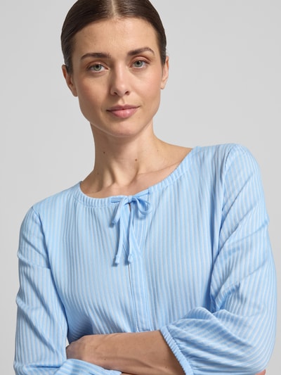 Frauenmodel trägt Regular Fit T-Shirt aus Baumwoll-Mix von Tom Tailor, hellblau mit feinen weißen Streifen, V-Ausschnitt, Feinripp, Nahaufnahme Oberkörper