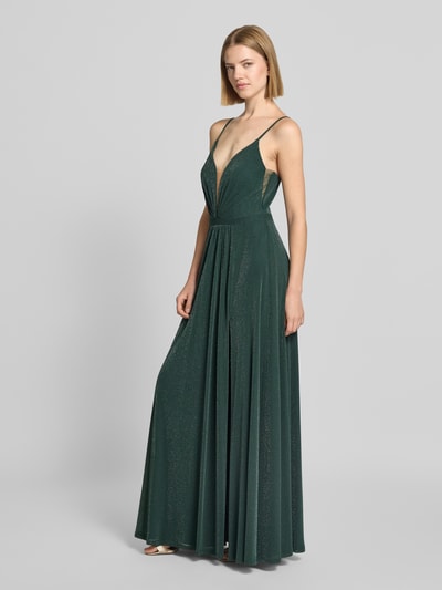 Frauenmodel trägt Schimmerndes Abendkleid mit Drapierungen und rückseitigem Cut Out von Vera Mont, A-Linie, V-Ausschnitt, Ganzkörperansicht von vorne.