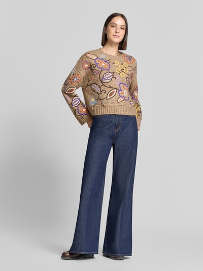 Vrouwenmodel draagt Regular Fit pullover met wol in tricotlook, bloemen all-over stitching, ronde hals van Oui, kleur bruin, elastische materiaalmix, ruglengte maat 36: 51 cm, mouwlengte maat 36: 58 cm, volledig lichaam van voren