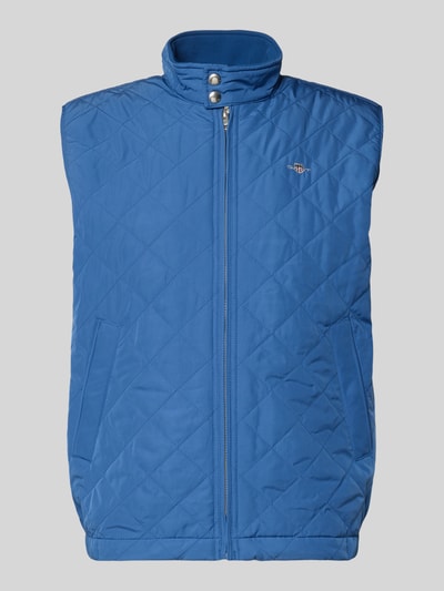 Produktfoto, Regular Fit Weste mit Stehkragen in Stepp-Optik von Gant in Blau mit Logo-Stitching, Reißverschluss, strukturierter Oberfläche.