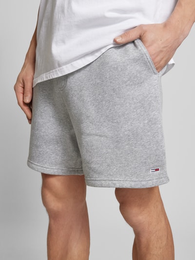 Tommy Jeans Regular fit sweatshorts van katoenmix met logostitching Lichtgrijs gemêleerd - 3