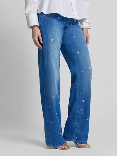 Frauenmodel trägt Wide Fit Jeans mit Perlen- und Strasssteinbesatz von Angels, blauer Baumwoll-Mix, gerader Schnitt, Nahaufnahme Unterkörper.