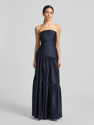 Kobiece modelka nosi Regular Fit Abendkleid in Falten-Optik od Luxuar, satyna, krój regular fit, taliowany, odkryte ramiona, fason A-linii, zamek na szwie, układane fałdy, długość tyłu w rozmiarze 36: 125 cm, szerokość w rozmiarze 36: 41 cm, kolor granatowy, gładka tekstura, pełny widok z przodu.