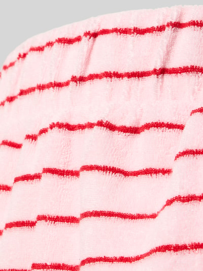 Produktfoto, Regular Fit Shorts aus Baumwoll-Mix Modell 'KAY' von Pieces, Two-Tone-Optik in Rosa mit roten Streifen, Frottee-Textur, Eingrifftaschen.